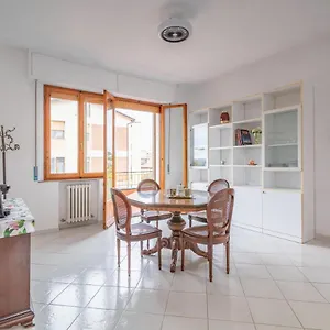 Comfy Flat Steps Away From Station! Siena